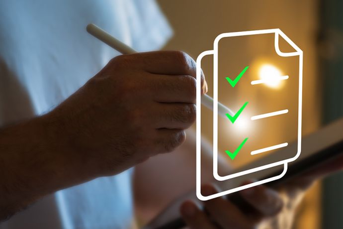 Foto: Abstrakt Person mit Checkliste