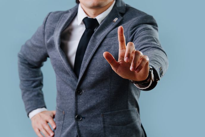 Foto: Mann streckt Zeigefinger aus